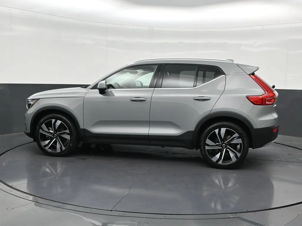 2024 Volvo XC40 B5 Plus Bright Theme photo 2