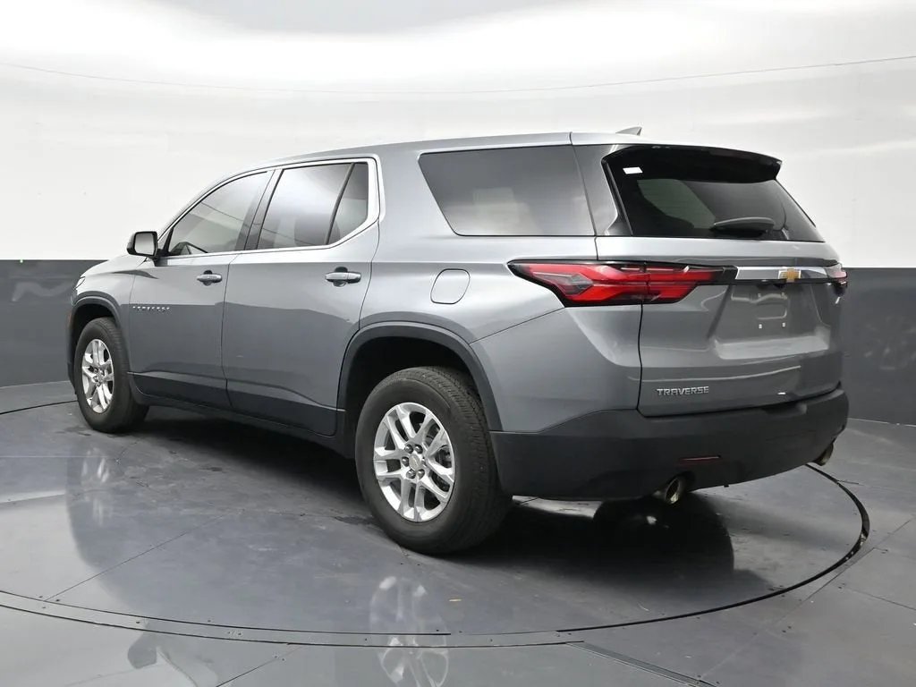 2023 Chevrolet Traverse LS photo 3
