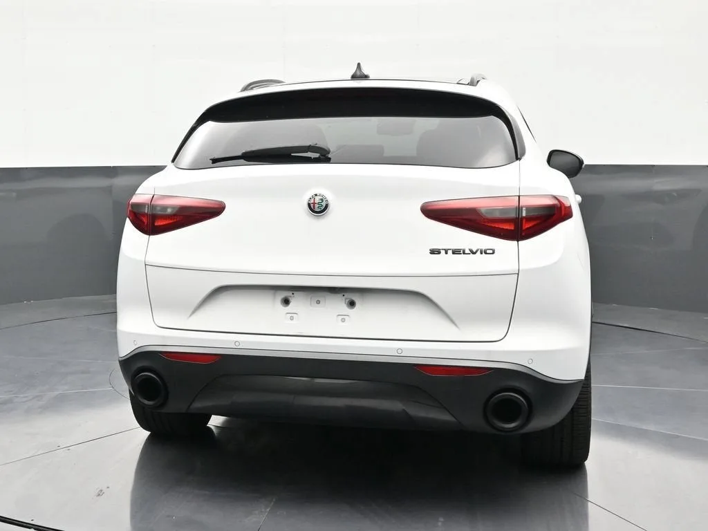 2020 Alfa Romeo Stelvio RWD photo 4