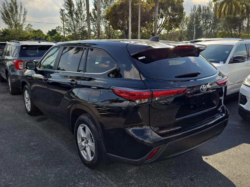 2023 Toyota Highlander LE photo 5