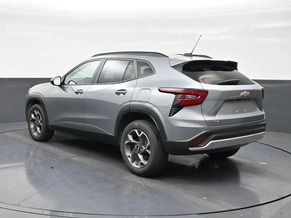 2024 Chevrolet Trax LT photo 3