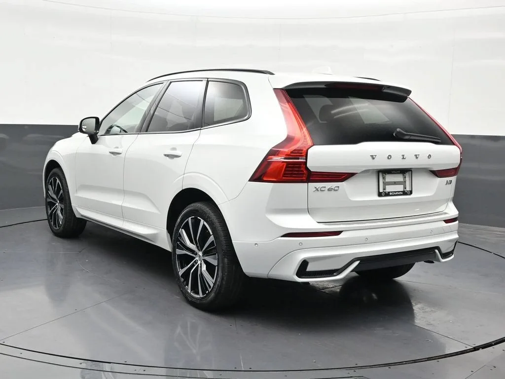 2025 Volvo XC60 B5 Plus photo 3