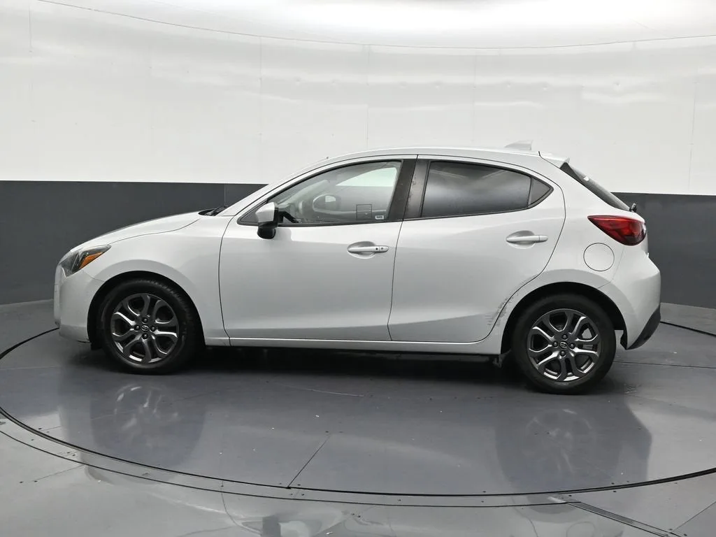 2020 Toyota Yaris LE photo 2