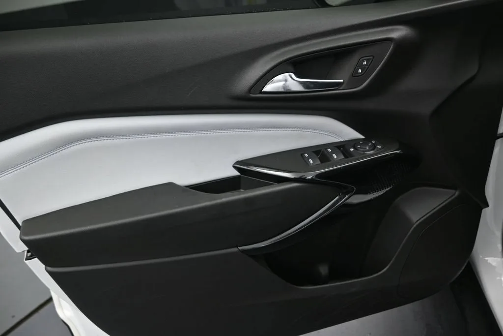 2025 Chevrolet Trax LT photo 11