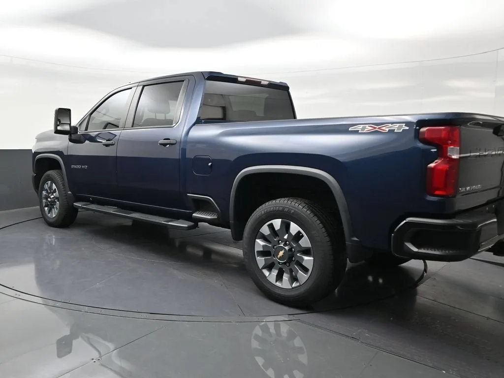2021 Chevrolet Silverado 2500 HD Custom photo 3
