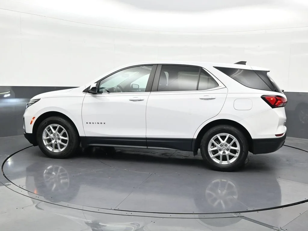 2022 Chevrolet Equinox LT photo 2
