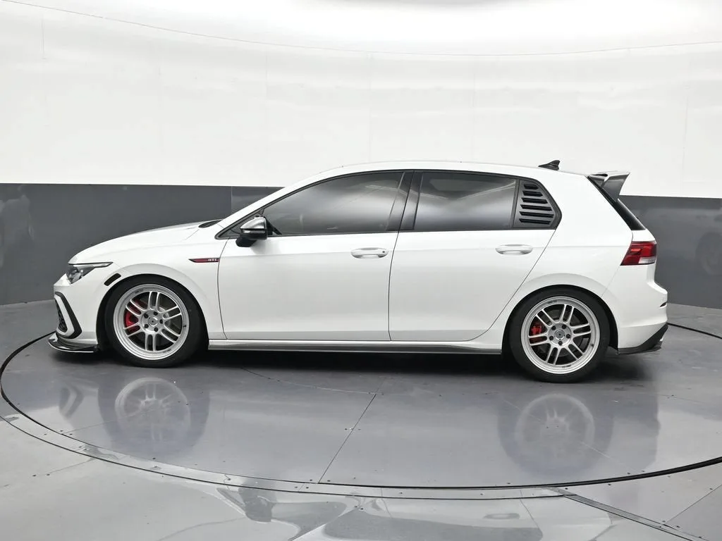 2024 Volkswagen Golf GTI 2.0T SE photo 2