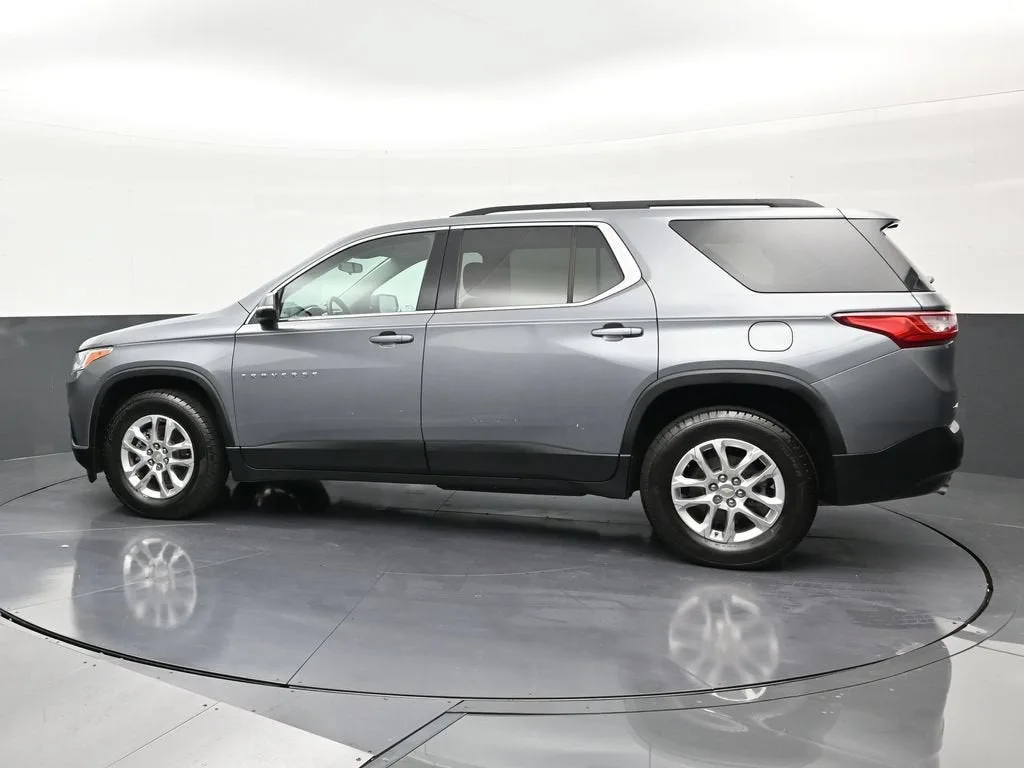 2021 Chevrolet Traverse LT Cloth photo 2