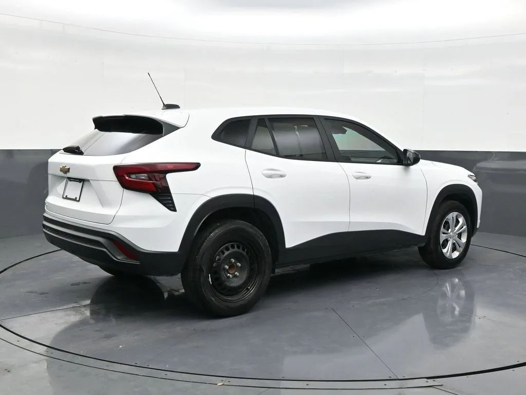 2025 Chevrolet Trax LS photo 5