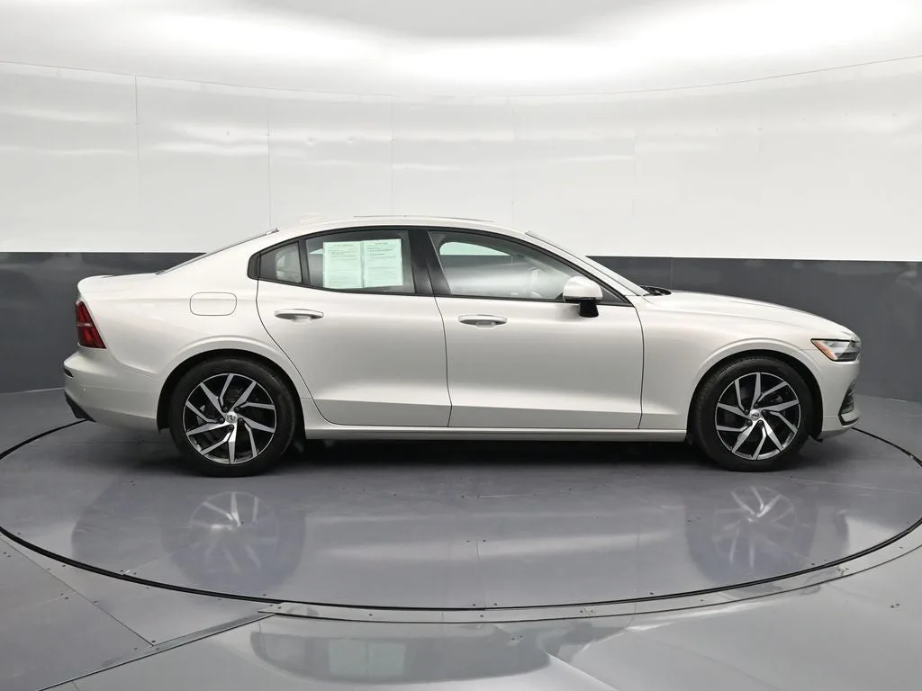 2020 Volvo S60 T5 Momentum photo 4