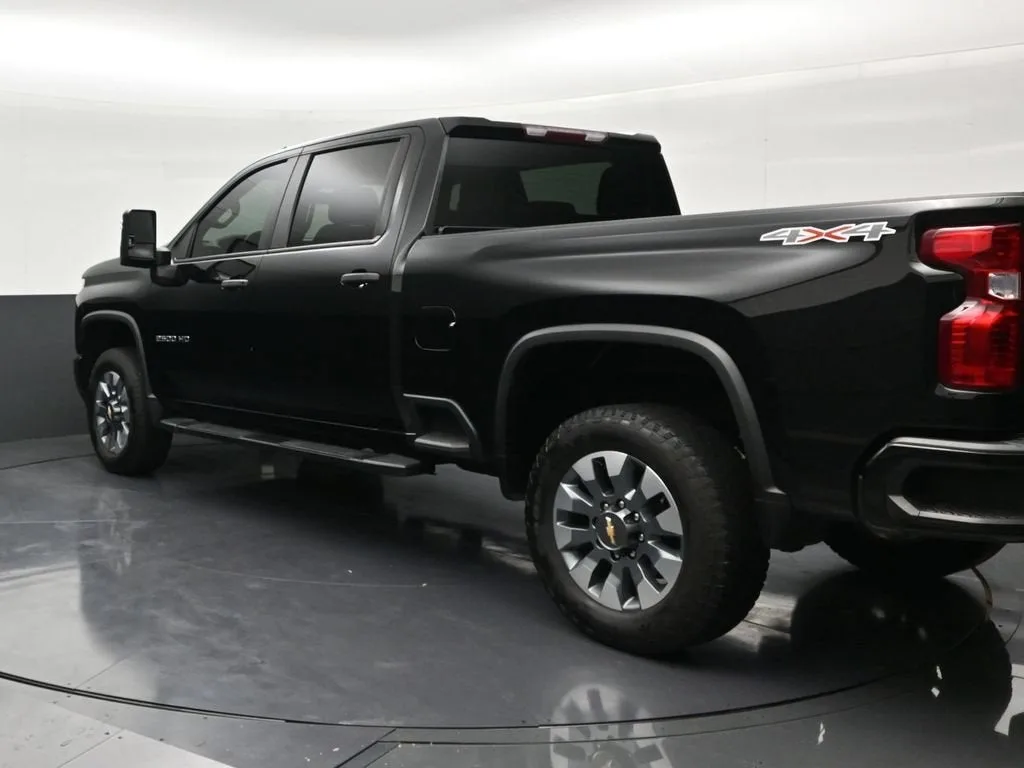 2023 Chevrolet Silverado 2500 HD Custom photo 3