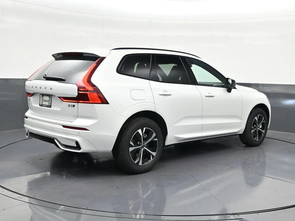 2026 Volvo XC60 B5 Core photo 6