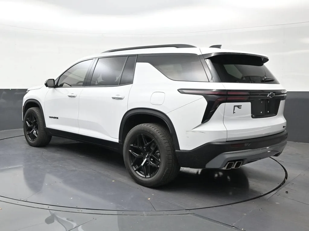 2024 Chevrolet Traverse LT photo 3