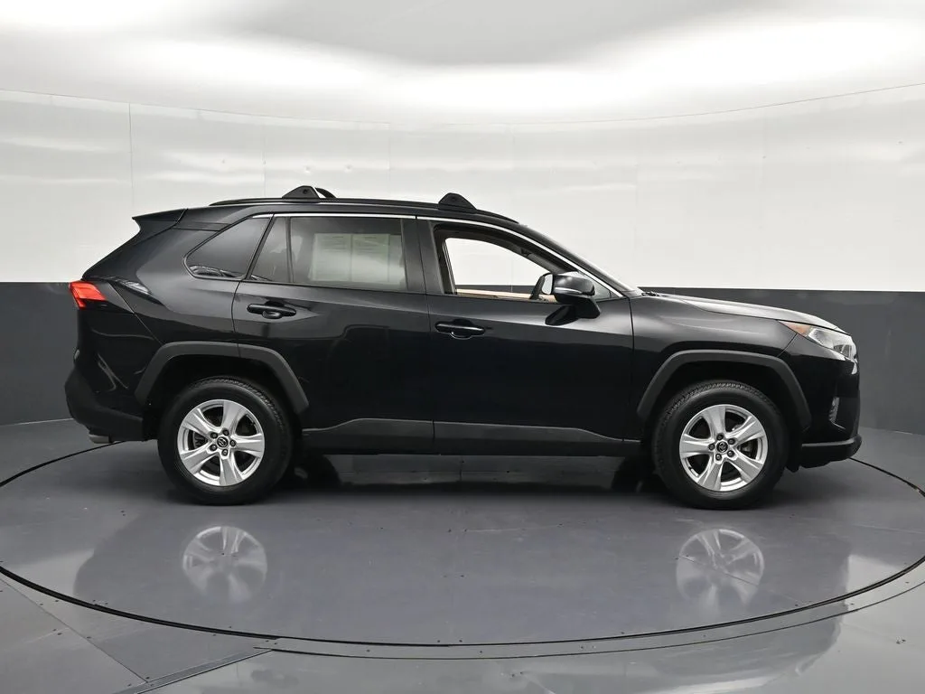 2020 Toyota RAV4 XLE photo 4
