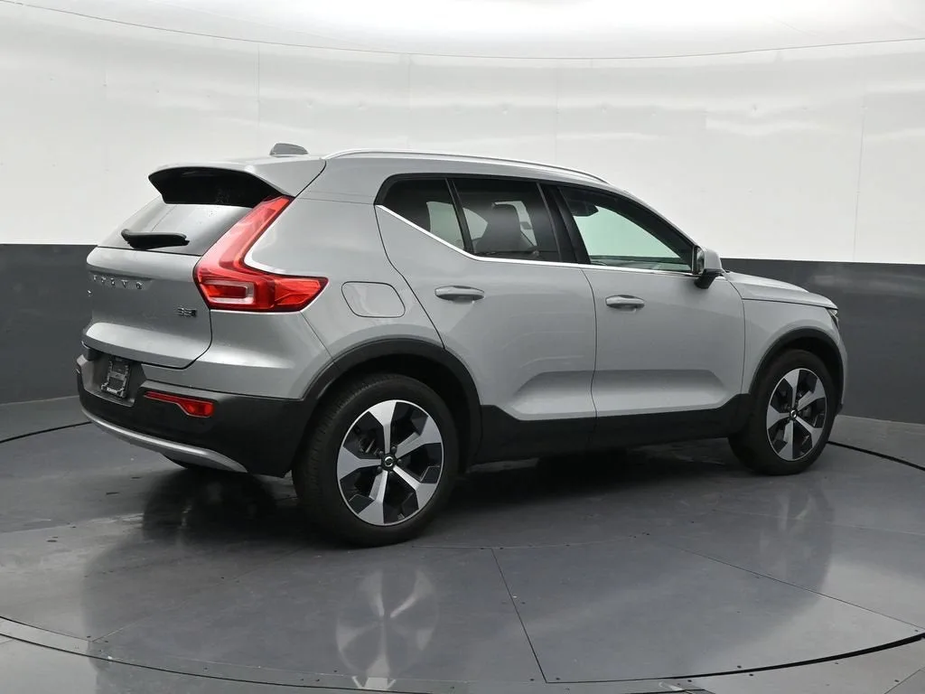 2025 Volvo XC40 Plus Bright Theme photo 6