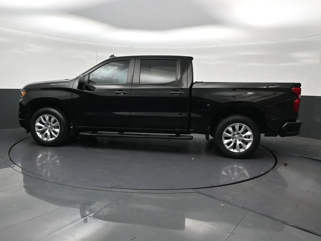 2022 Chevrolet Silverado 1500 Custom photo 2