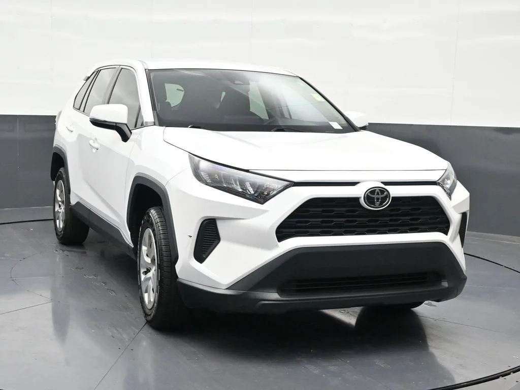 2022 Toyota RAV4 LE photo 8