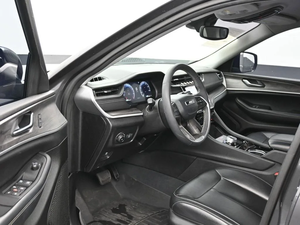 2023 Jeep Grand Cherokee Limited 4x2 photo 11