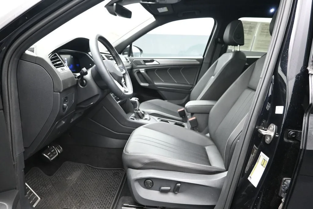 2023 Volkswagen Tiguan 2.0T SE R-Line Black photo 11