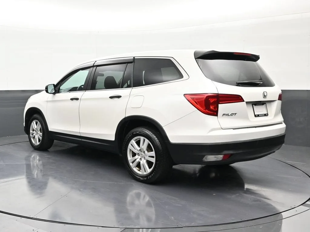 2016 Honda Pilot LX photo 3