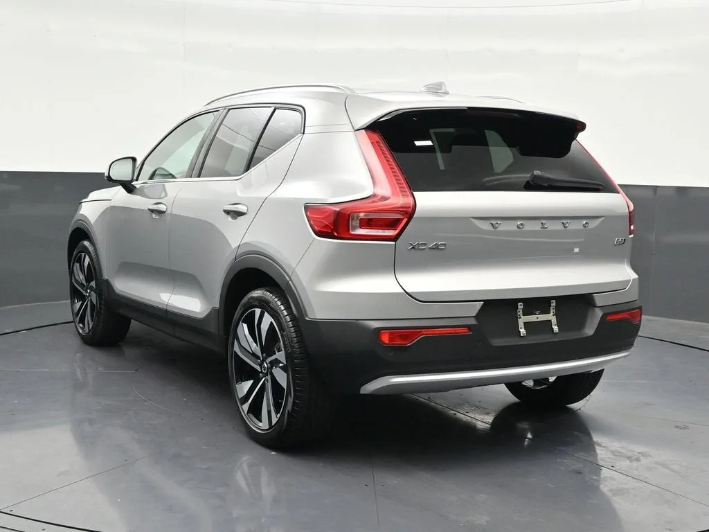 2023 Volvo XC40 B5 Plus Bright Theme photo 3