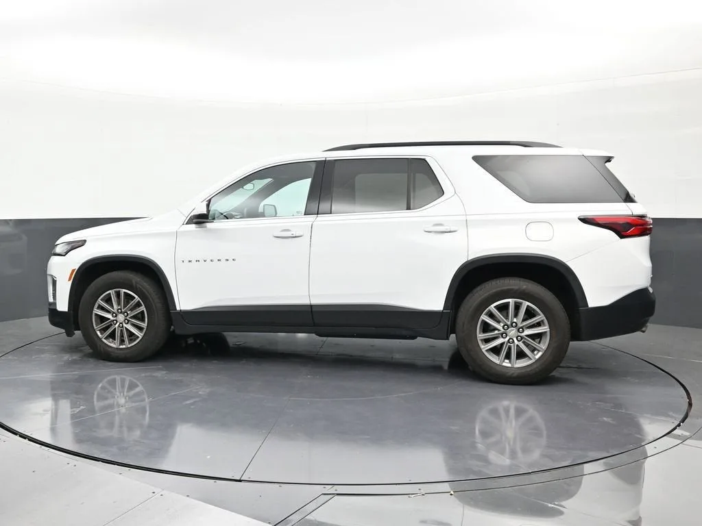 2022 Chevrolet Traverse LT Leather photo 2