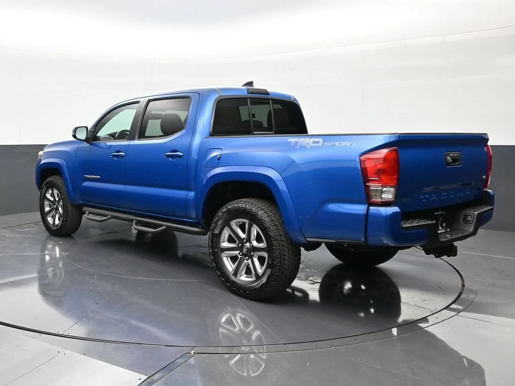 2016 Toyota Tacoma TRD Sport photo 3
