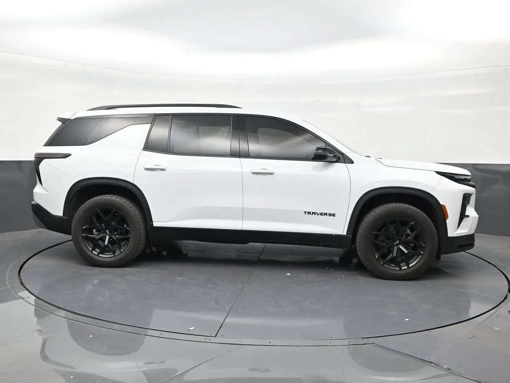 2024 Chevrolet Traverse LT photo 6