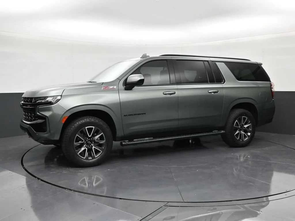 2023 Chevrolet Suburban Z71 photo 2
