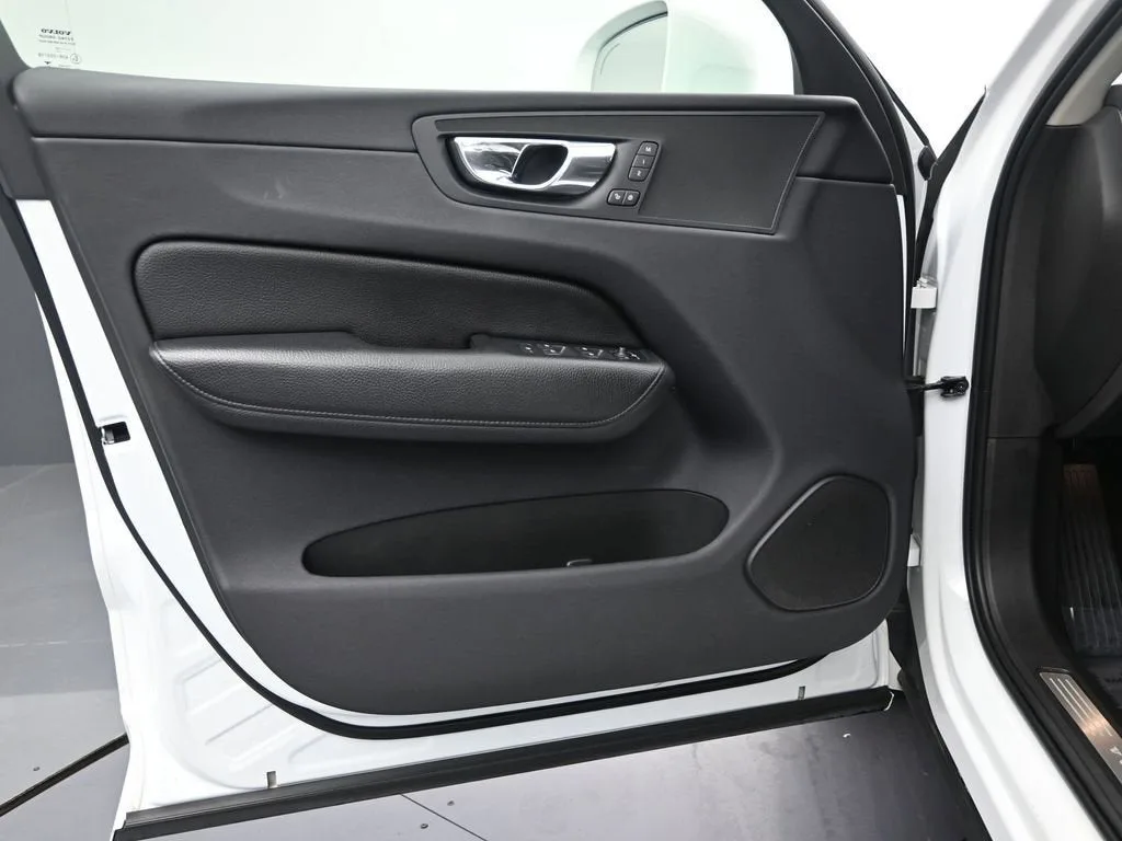 2018 Volvo XC60 Momentum photo 10