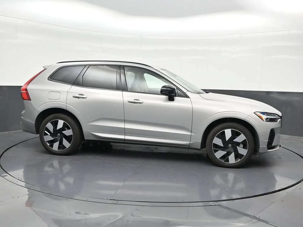2024 Volvo XC60 Recharge Plug-In Hybrid T8 Ultimate Dark Theme photo 7