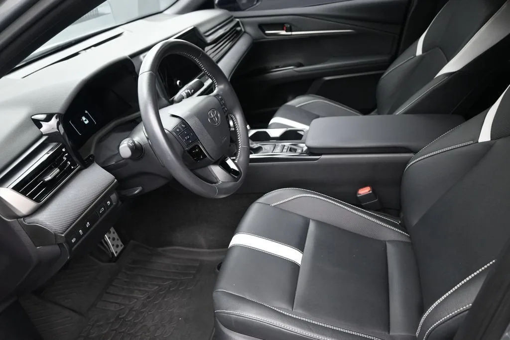 2025 Toyota Camry SE photo 12