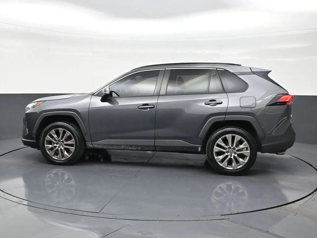 2022 Toyota RAV4 XLE Premium photo 2