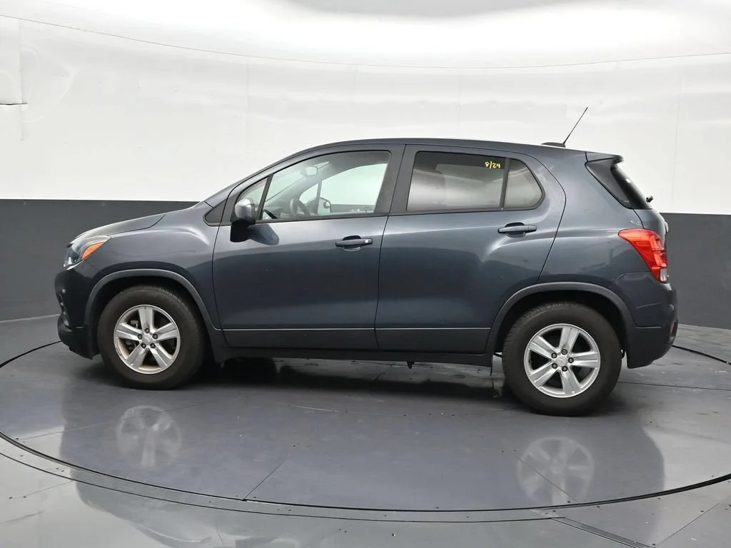 2021 Chevrolet Trax LS photo 2