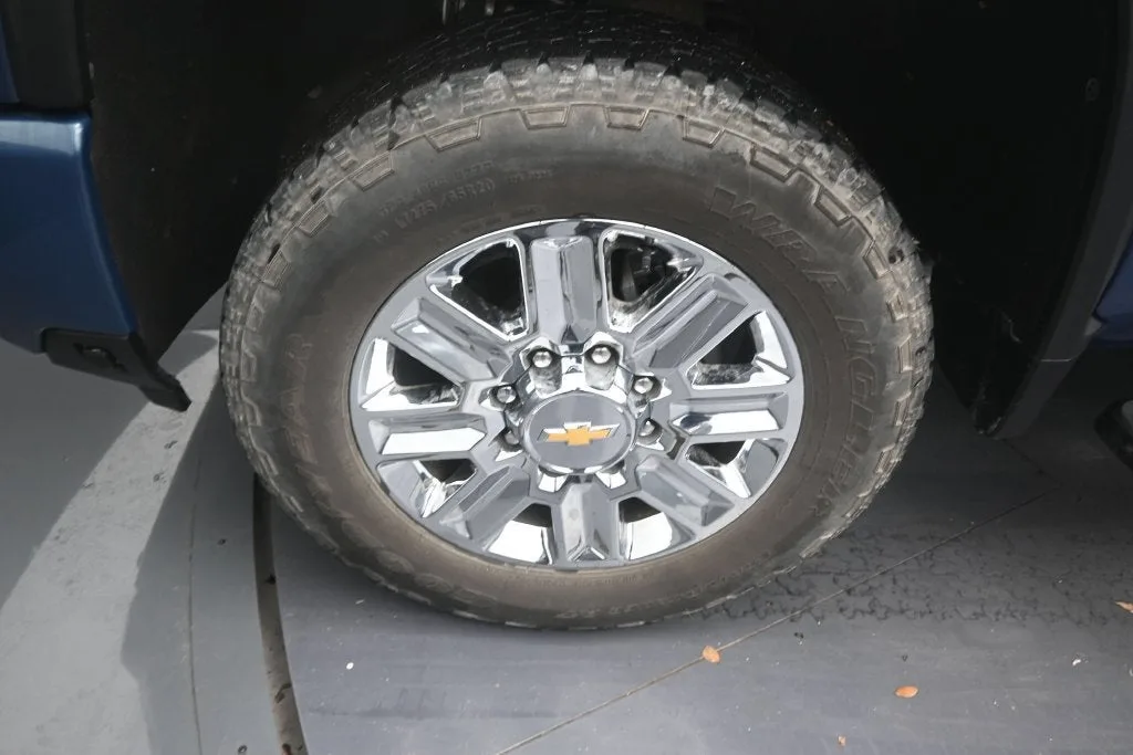 2025 Chevrolet Silverado 2500 HD High Country photo 9