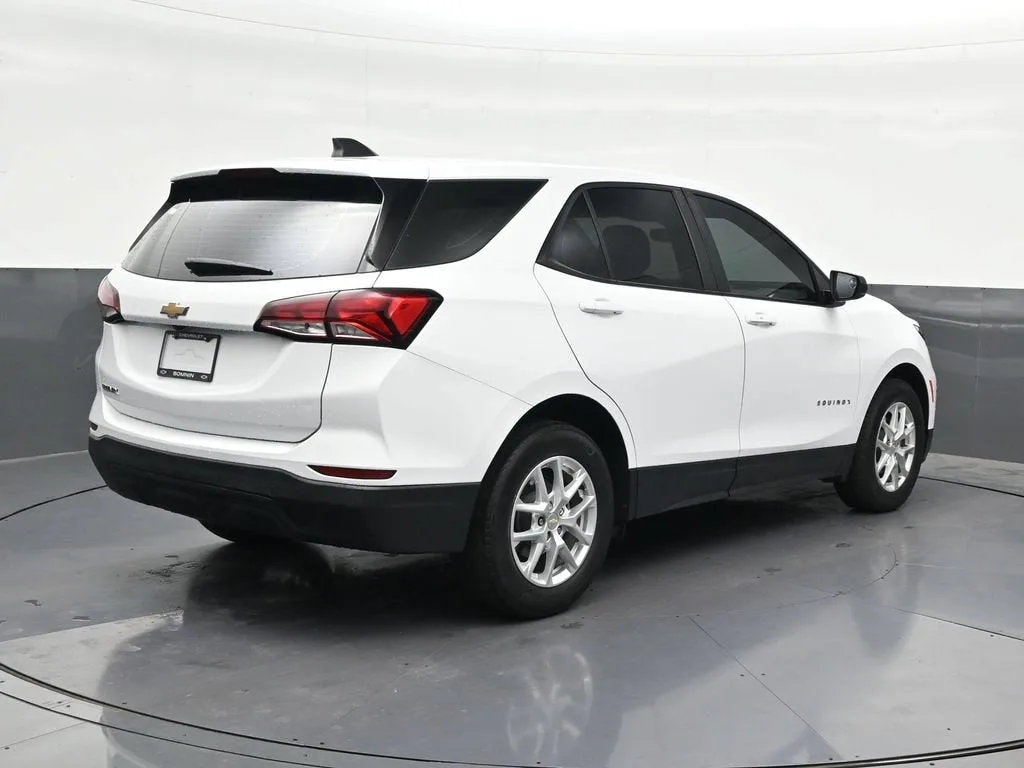2022 Chevrolet Equinox LS photo 5