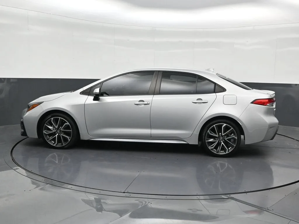 2022 Toyota Corolla SE photo 2