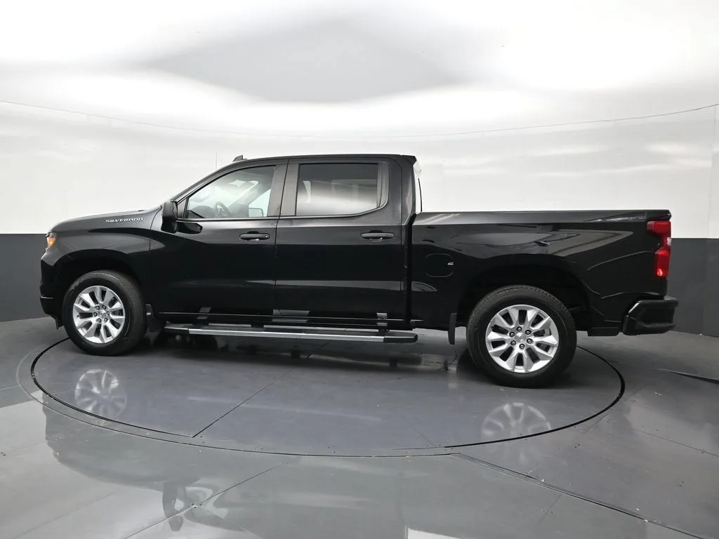 2024 Chevrolet Silverado 1500 Custom photo 2