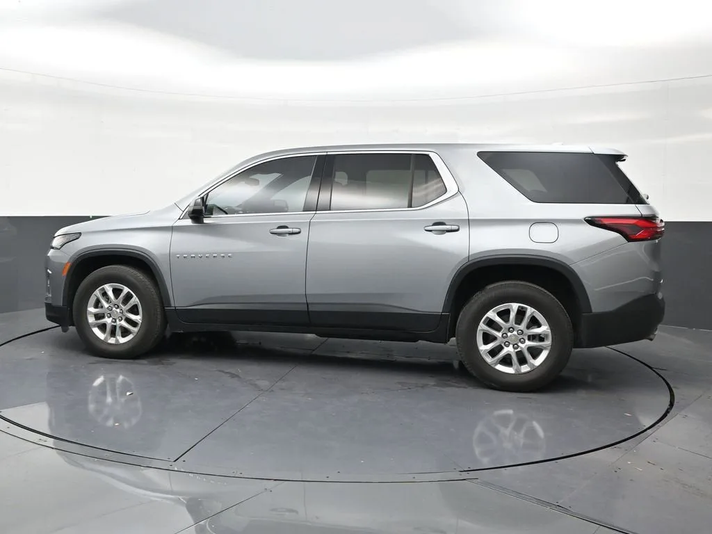 2023 Chevrolet Traverse LS photo 2