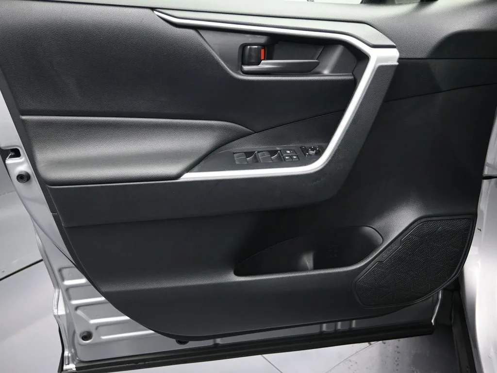 2022 Toyota RAV4 Hybrid LE photo 11