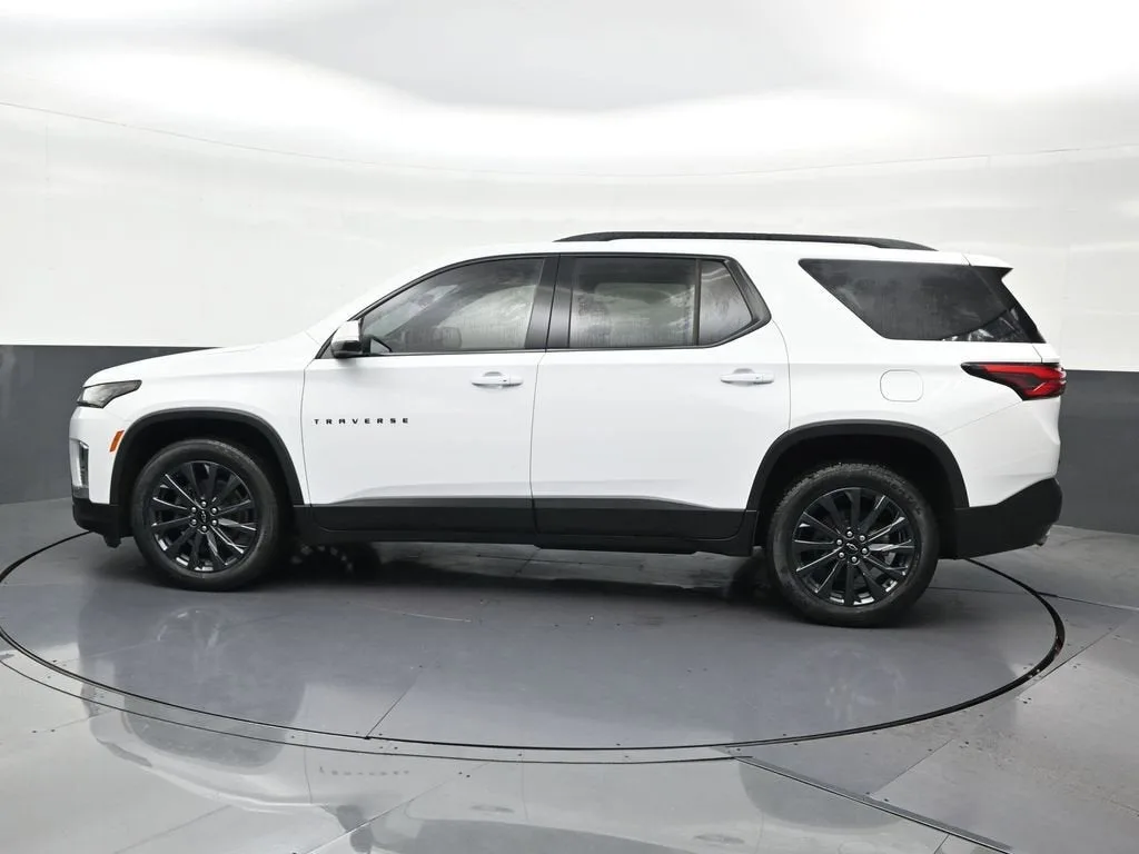 2023 Chevrolet Traverse RS photo 2