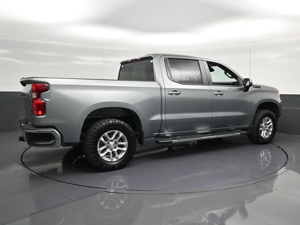 2023 Chevrolet Silverado 1500 LT photo 3