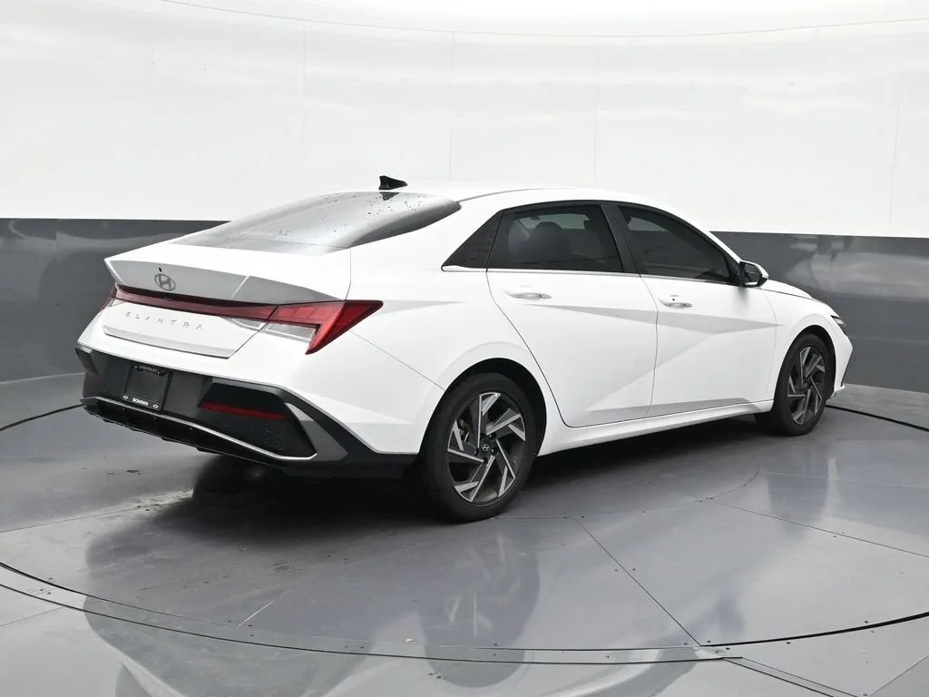 2025 Hyundai Elantra SEL Convenience photo 5