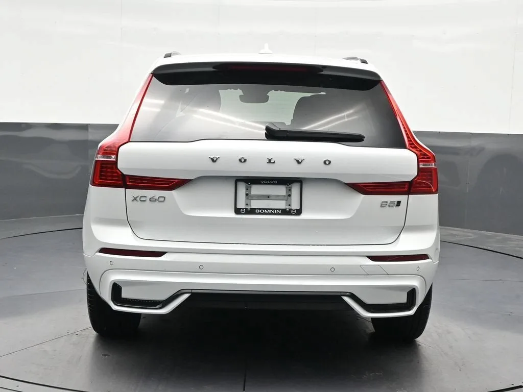 2024 Volvo XC60 B5 Core Dark Theme photo 4
