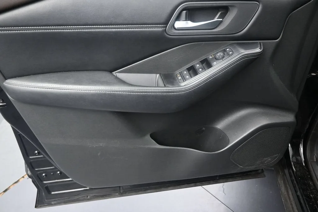 2022 Nissan Rogue SV photo 11