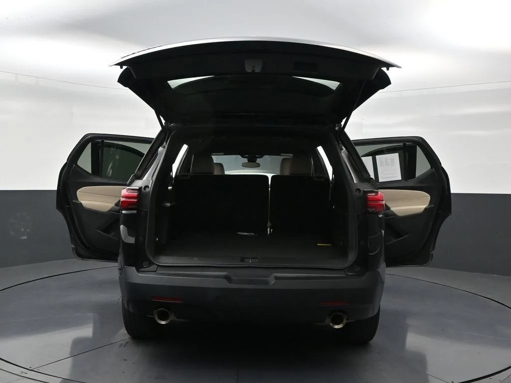 2023 Chevrolet Traverse LS photo 4