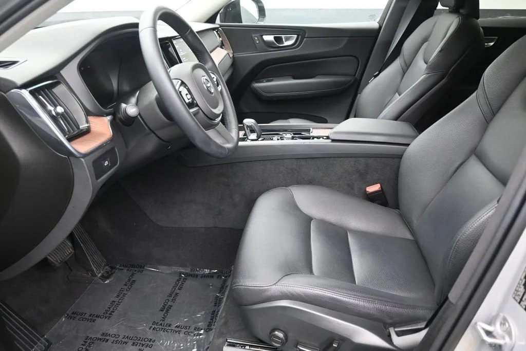 2024 Volvo XC60 B5 Plus Dark Theme photo 12
