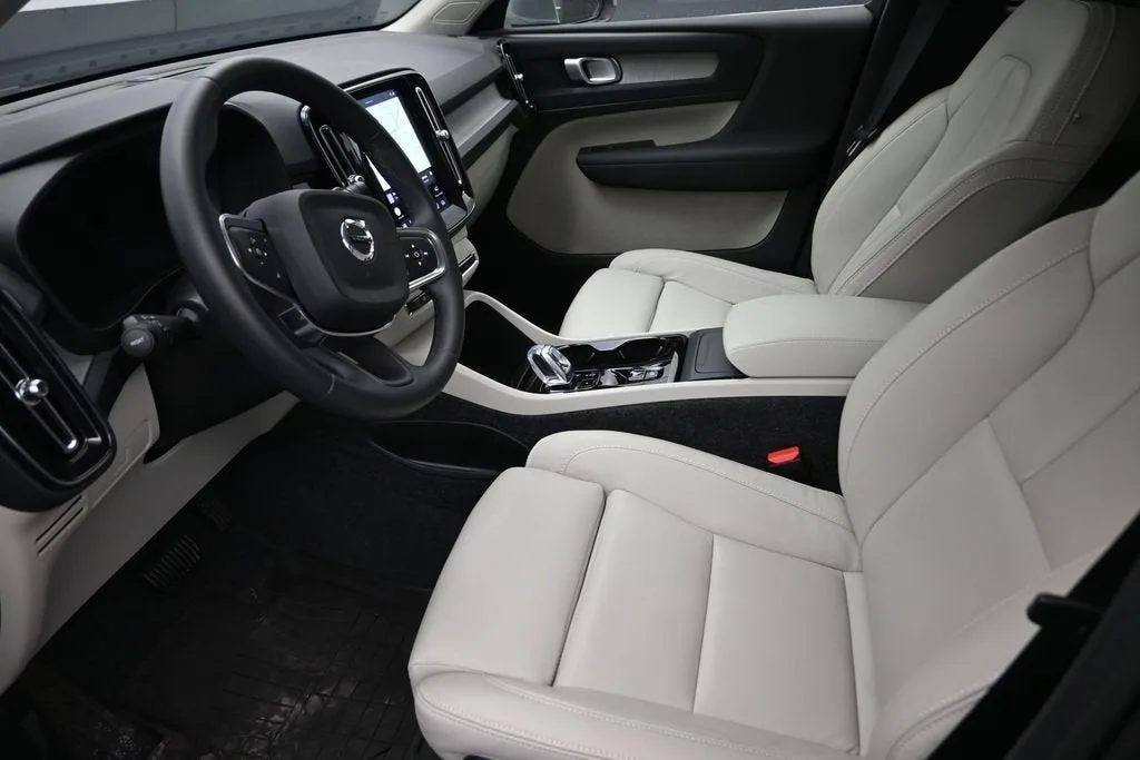 2025 Volvo XC40 Plus Bright Theme photo 12