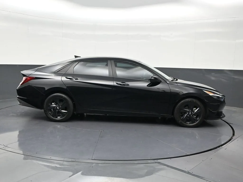 2023 Hyundai Elantra SEL photo 7