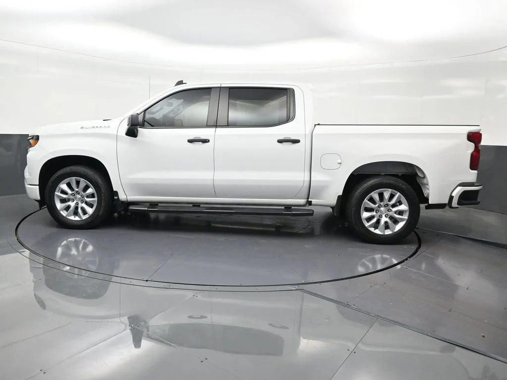 2023 Chevrolet Silverado 1500 Custom photo 2